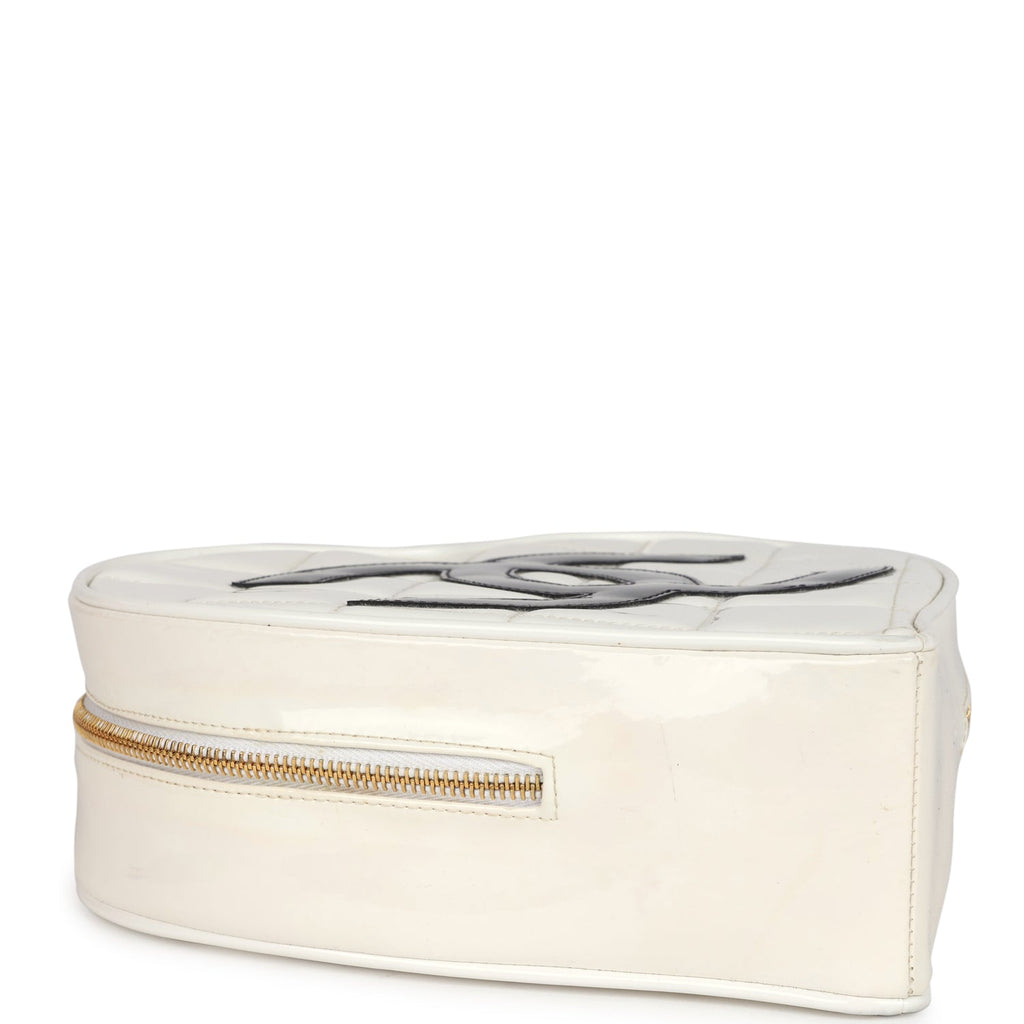 Vintage Chanel Heart Vanity Bag White and Black Patent Antique Gold Hardware - Image 7