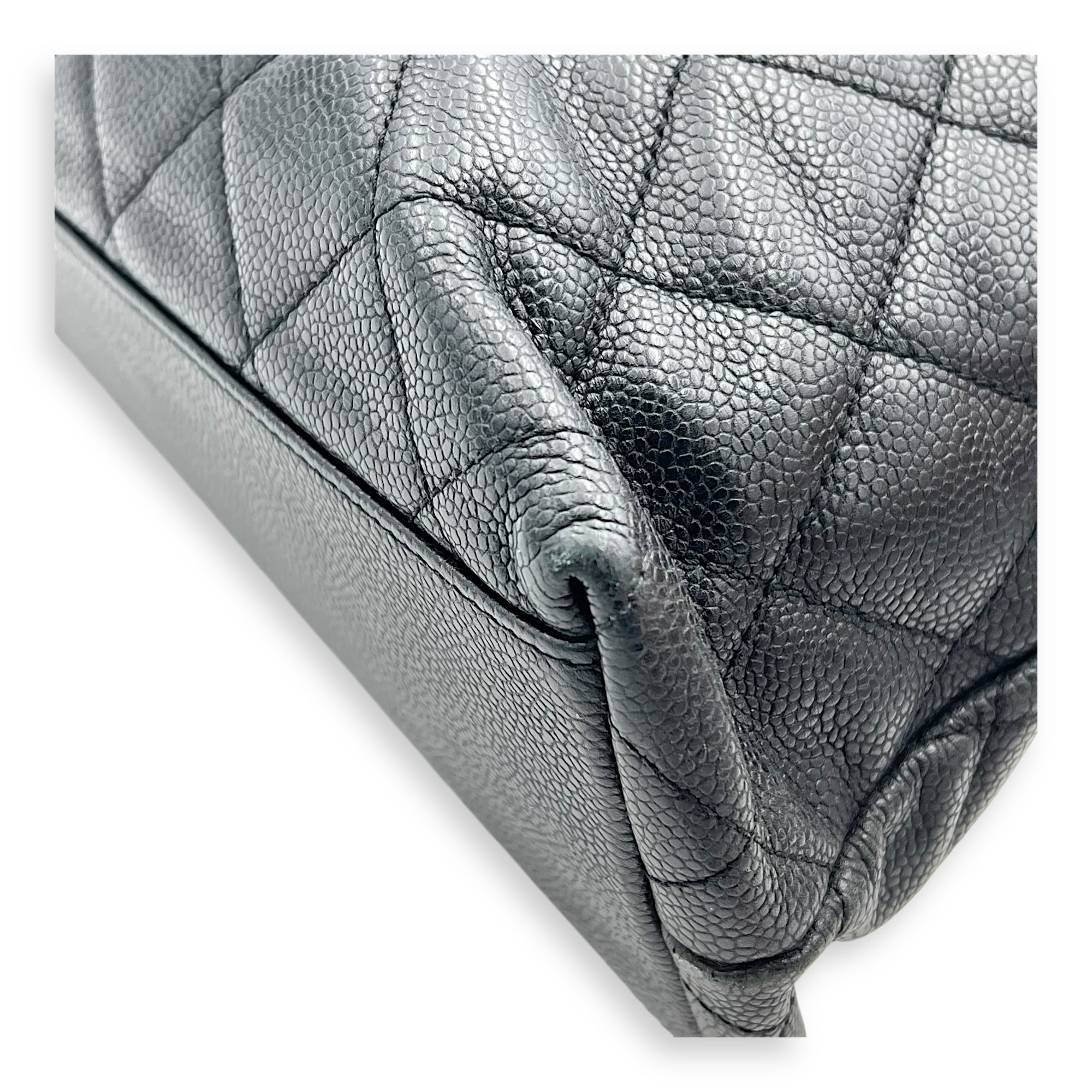 Vintage CC lock Shoulder Bag Black in Caviar Leather, Gold hardware - Image 9