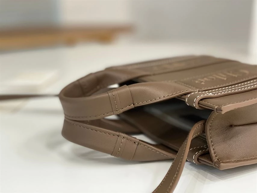 Chloé Mini Woody Tote Bag Smooth Calfskin With Chloé Logo - MB029 - Image 4