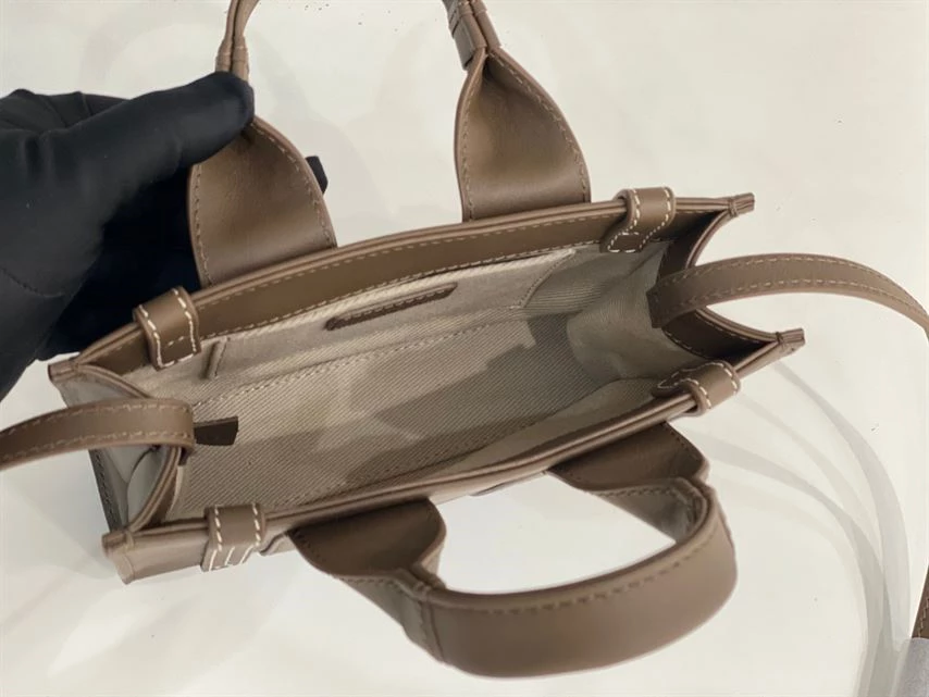 Chloé Mini Woody Tote Bag Smooth Calfskin With Chloé Logo - MB029 - Image 7