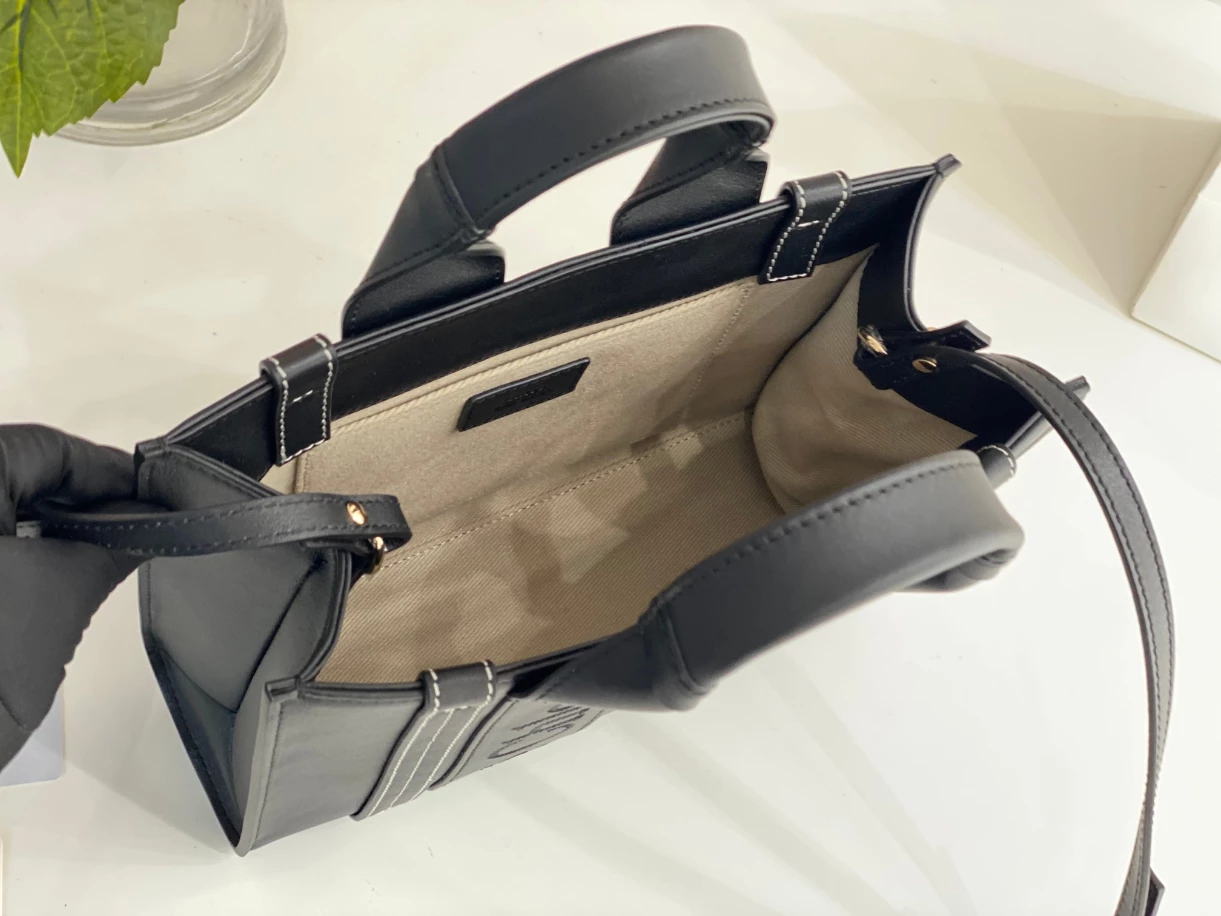 Chloé Small Woody Tote Bag Smooth Calfskin With Chloé Logo Black - MB012 - Image 8