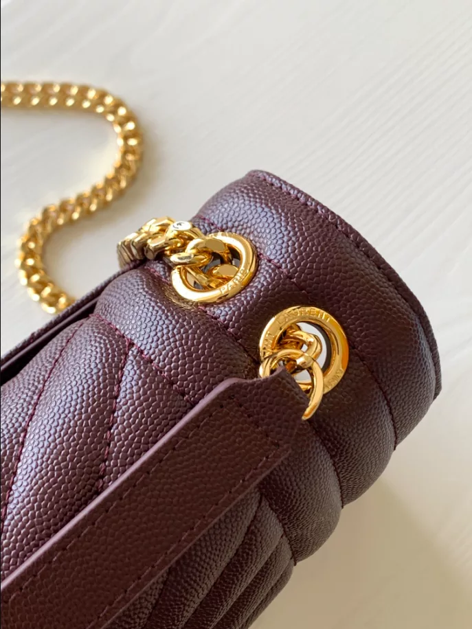 Envelope Medium in Quilted Grain de Poudre Embossed Leather bag - Image 10