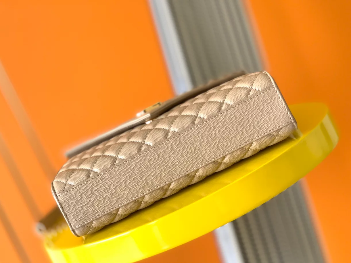 Envelope Medium in Quilted Grain de Poudre Embossed Leather bag - Image 8