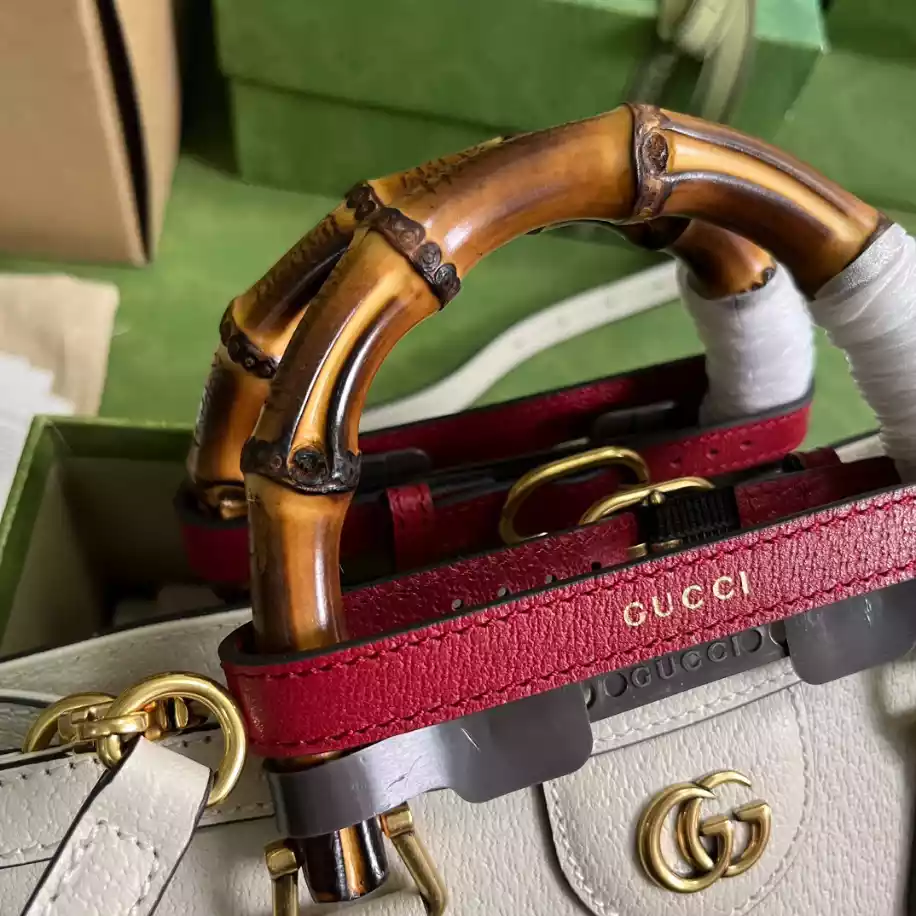 Gucci Diana Small Shoulder Bag - Image 11