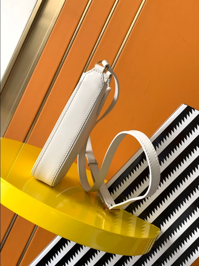 LE 5 À 7 Vertical in Smooth Leather bag - Image 9