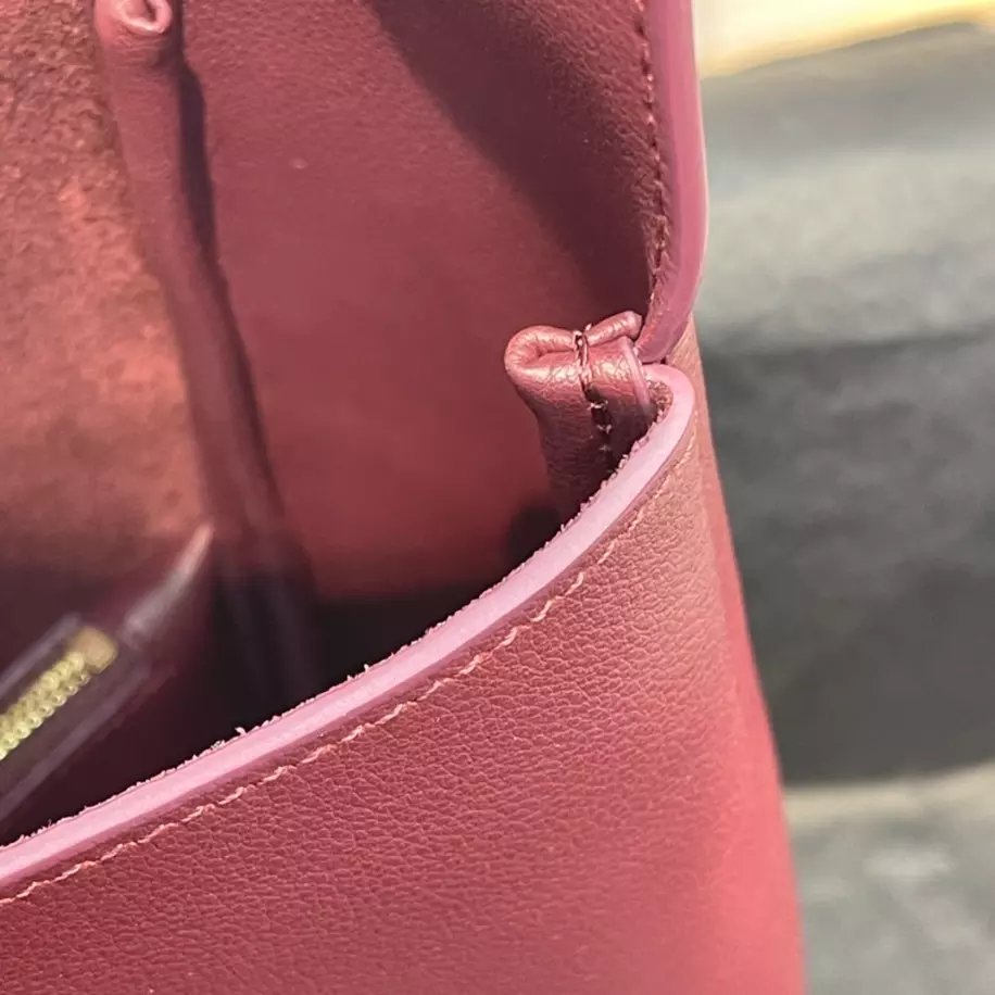 Le 5 à 7 Supple Small in grained leather Bag - Image 7