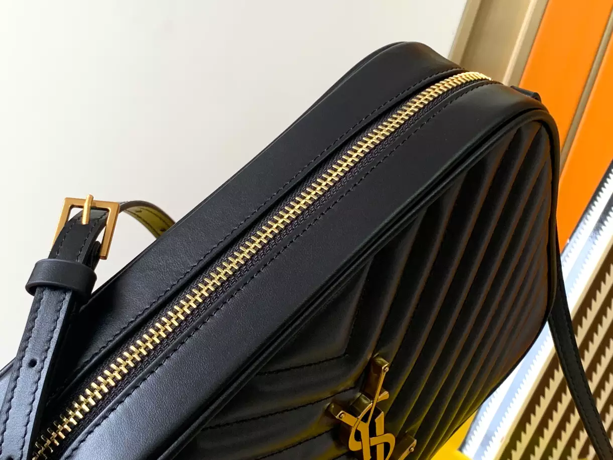 Lou in Quilted Leather camera bag - Image 5