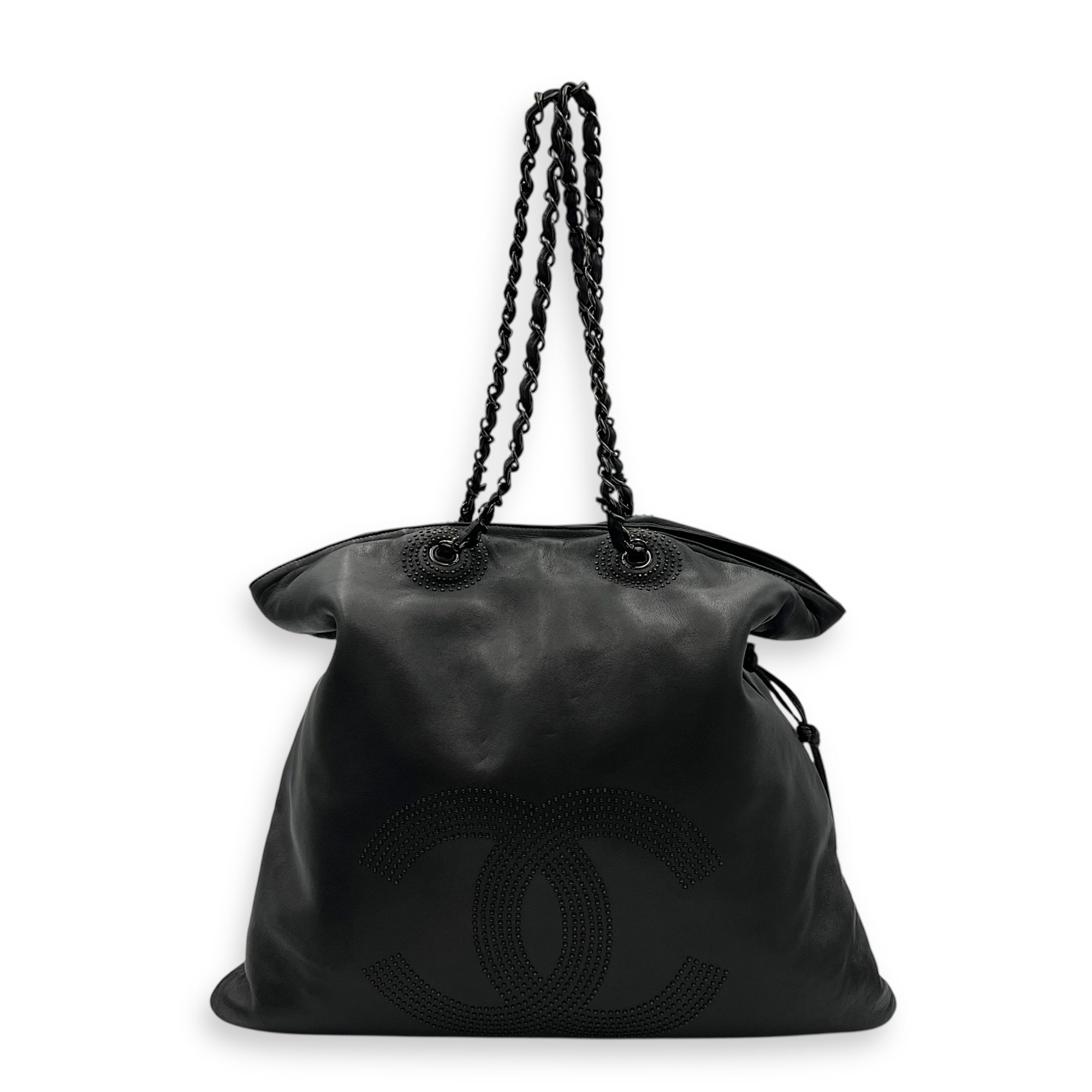 CC Black Shoulder Bag in Lambskin, Silver hardware