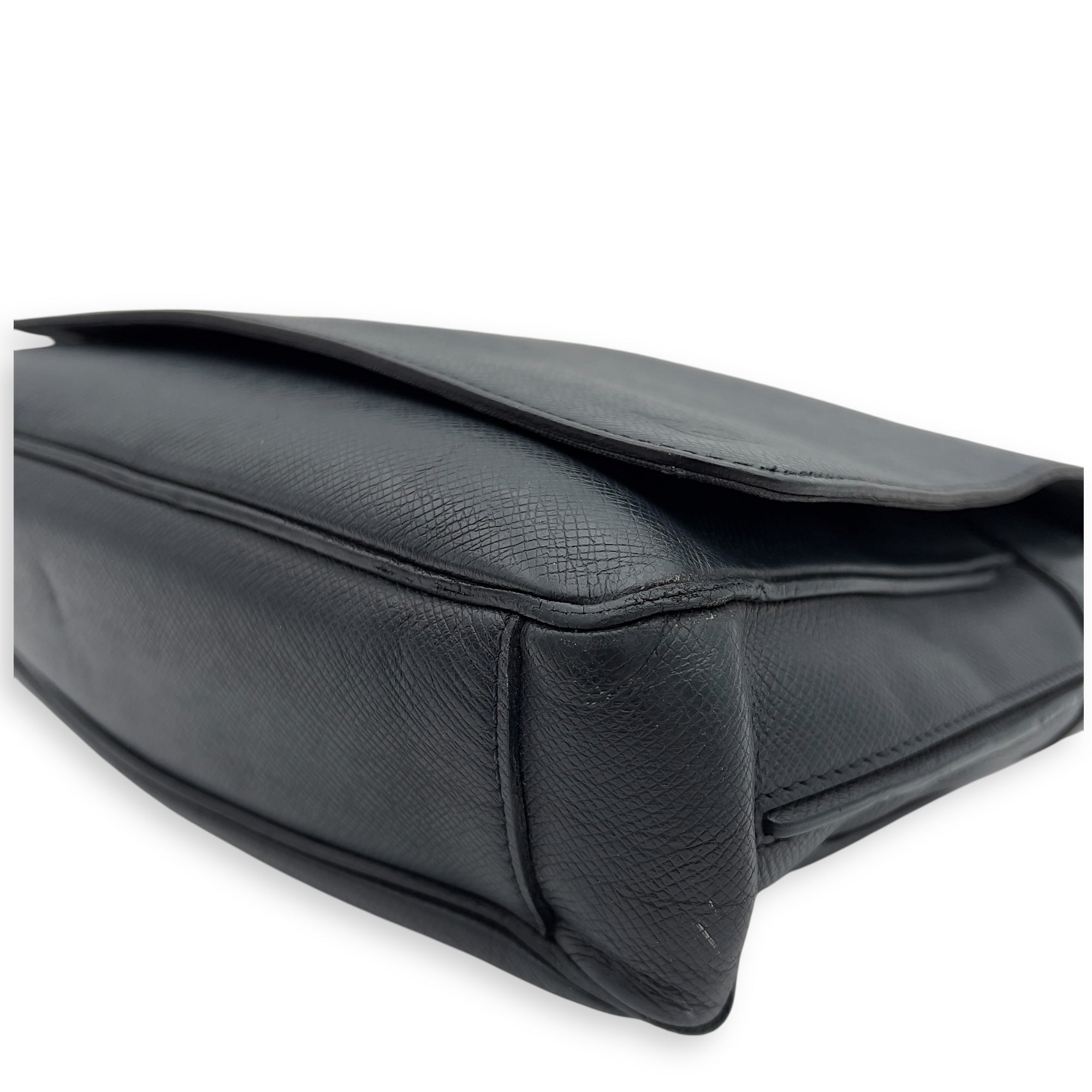 Taiga Messenger Black in Calfskin, Silver hardware - Image 5