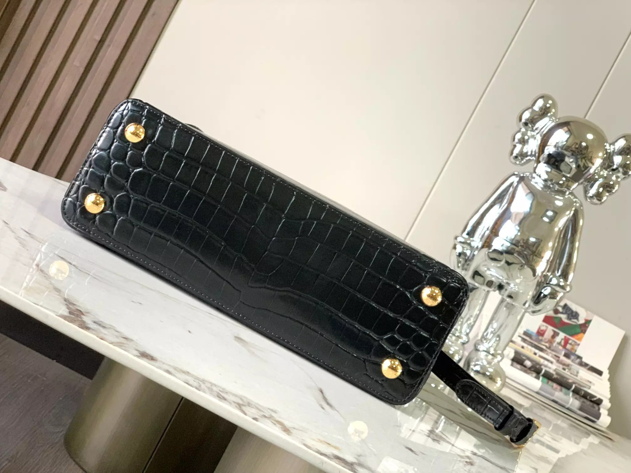 LV Capucines MM Crocodilien Mat in Black - Repbags.is - Image 9