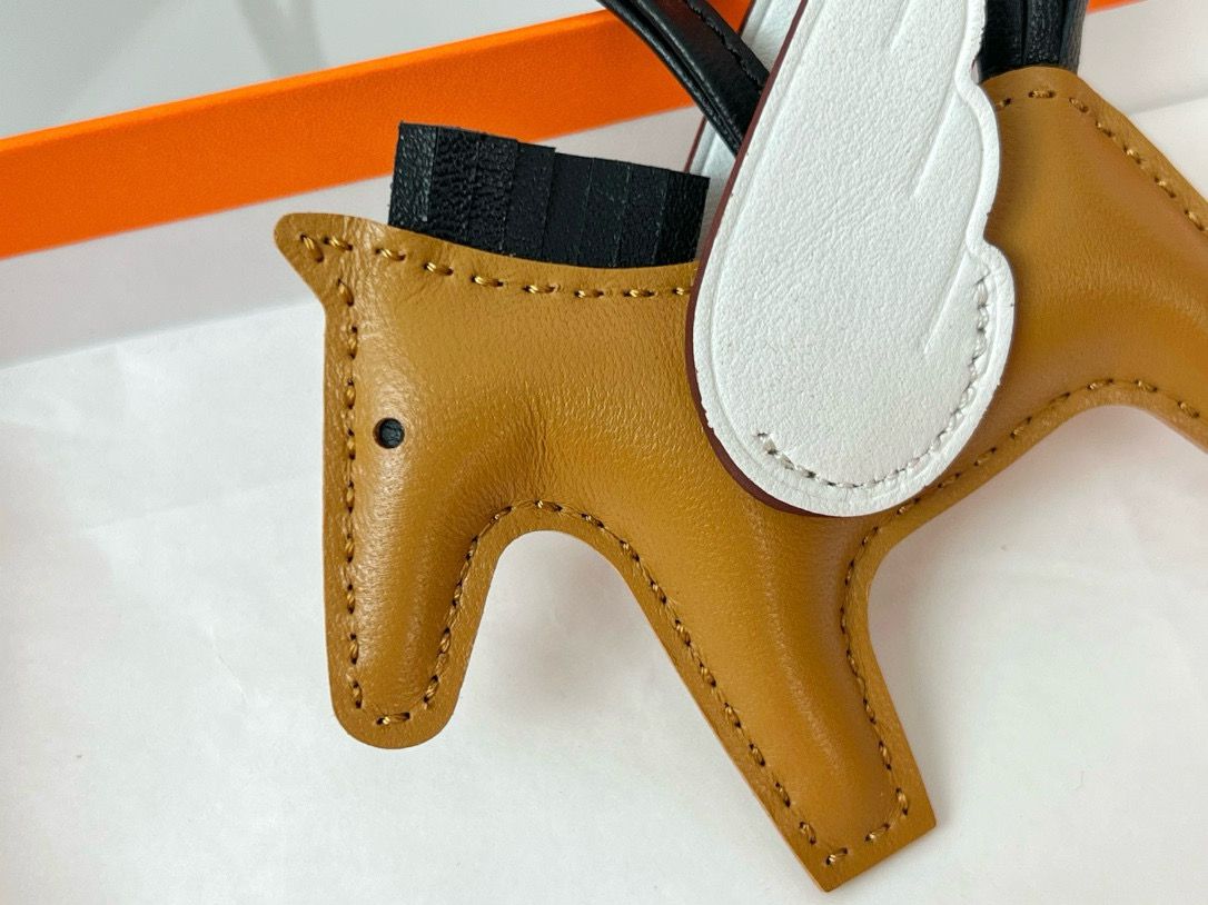 Hermes Rodeo Pegase PM Bag Charm in Sesame/Nata/Black Lambskin - Image 3