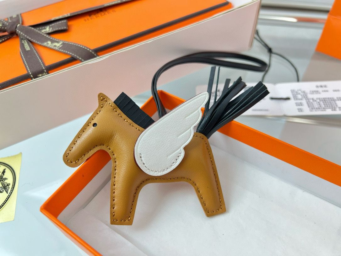 Hermes Rodeo Pegase PM Bag Charm in Sesame/Nata/Black Lambskin - Image 4
