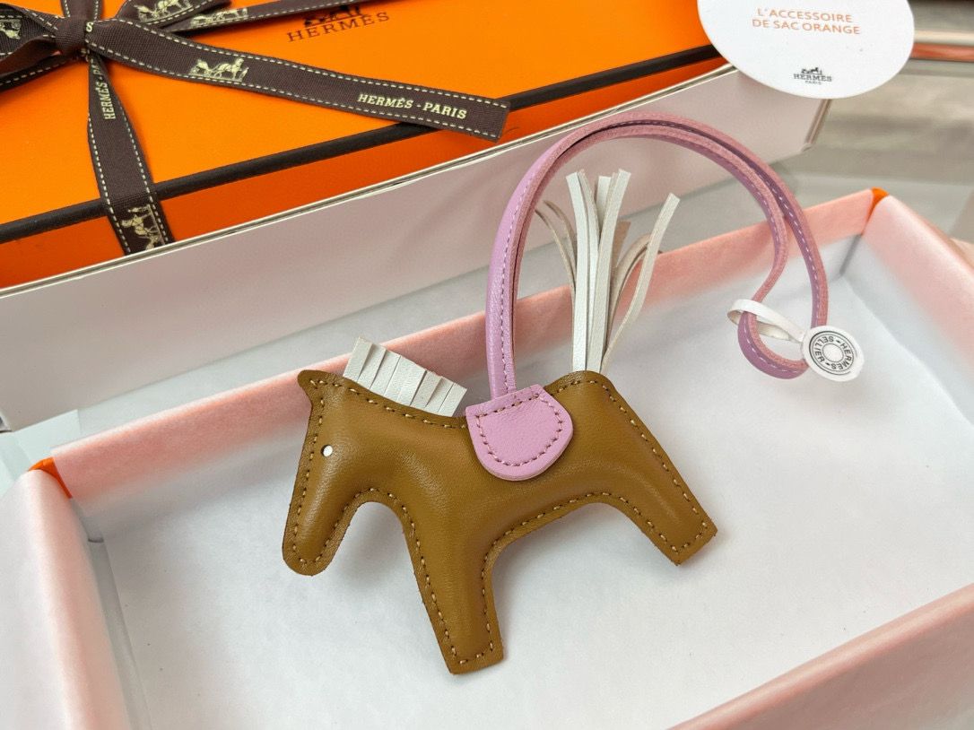 Hermes Rodeo PM Bag Charm in Sesame/Pink/Craie Lambskin - Image 3