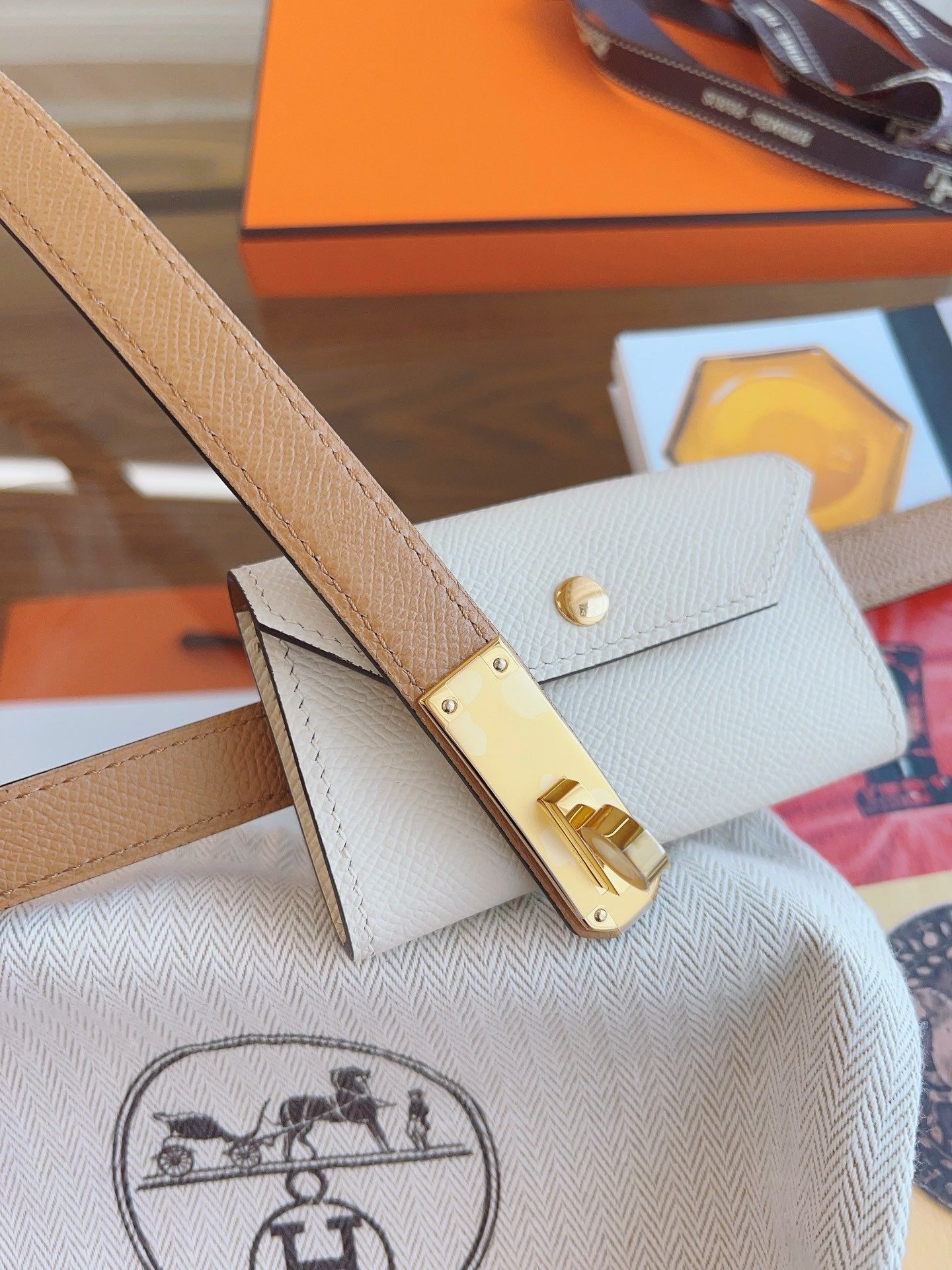 Hermes Kelly Pocket 18 Belt in Biscuit and White Epsom Calfkin - Image 7