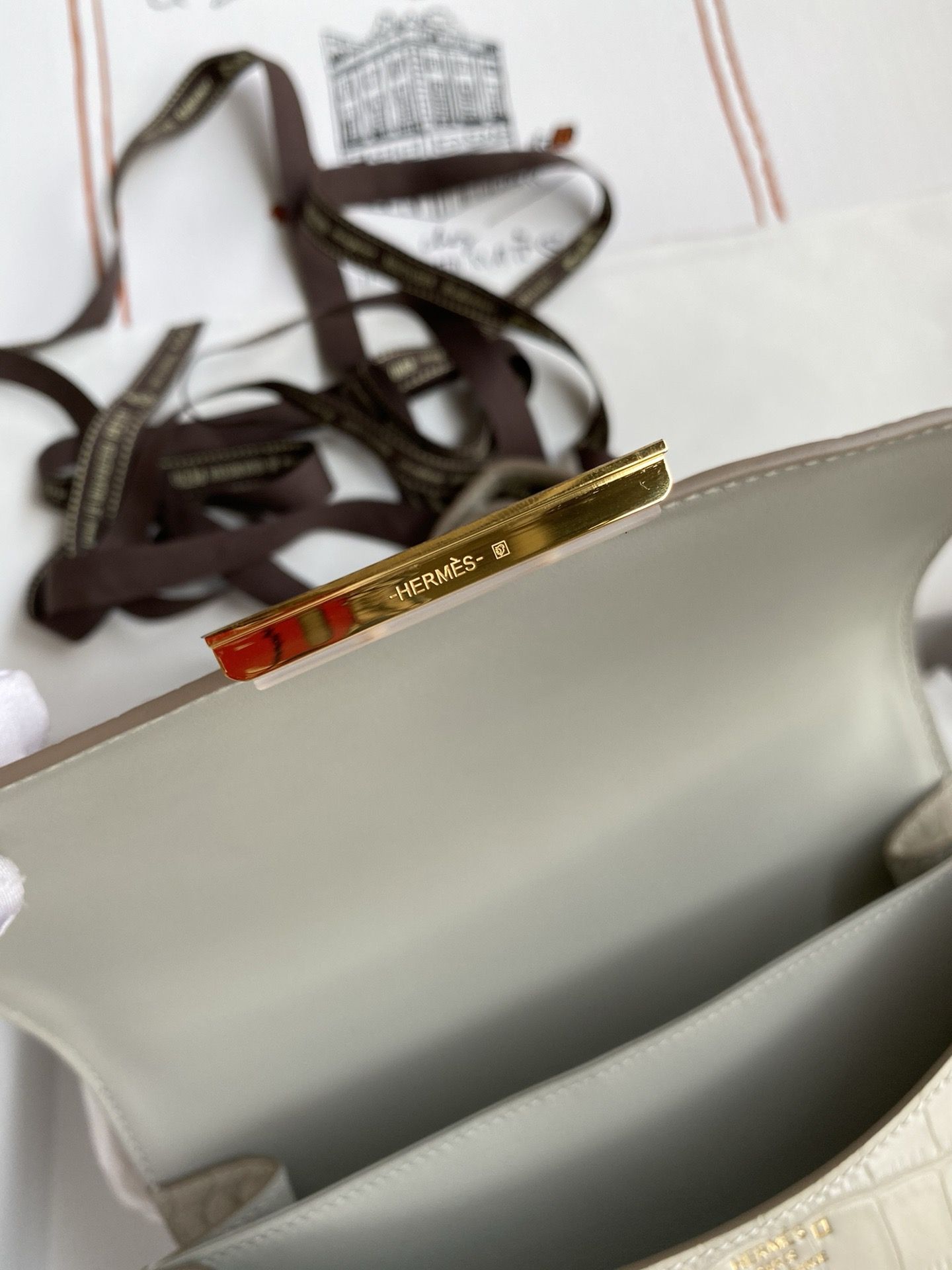 Hermes Constance 24 Handmade Bag in Pearl Grey Matte Alligator Leather - Image 10