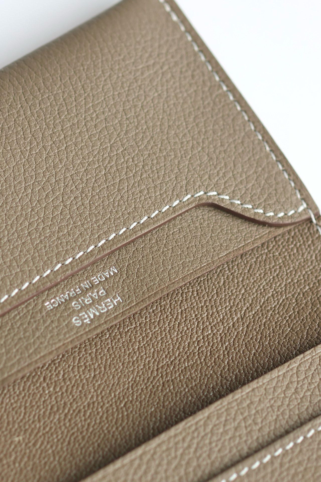 Hermes R.M.S Card Holder in Taupe Evergrain Calfskin - Image 4