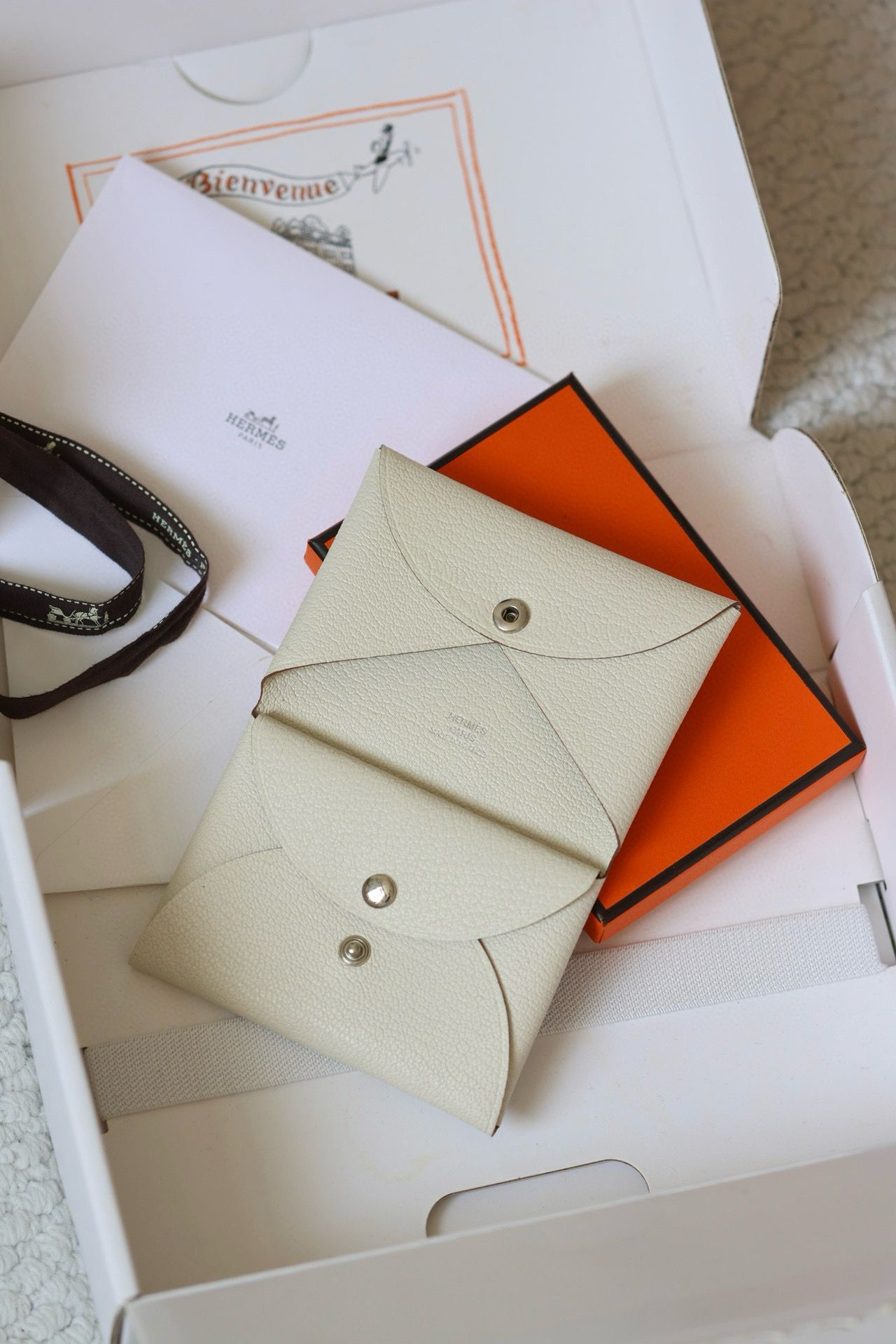 Hermes Calvi Duo Card Holder in Mushroom Mysore Goatskin - Image 3