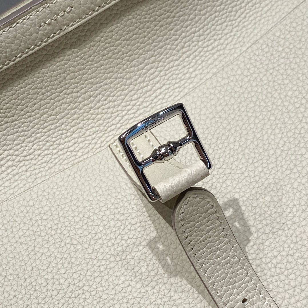 Hermes Halzan 25 Bag in Craie Clemence Leather - Image 5