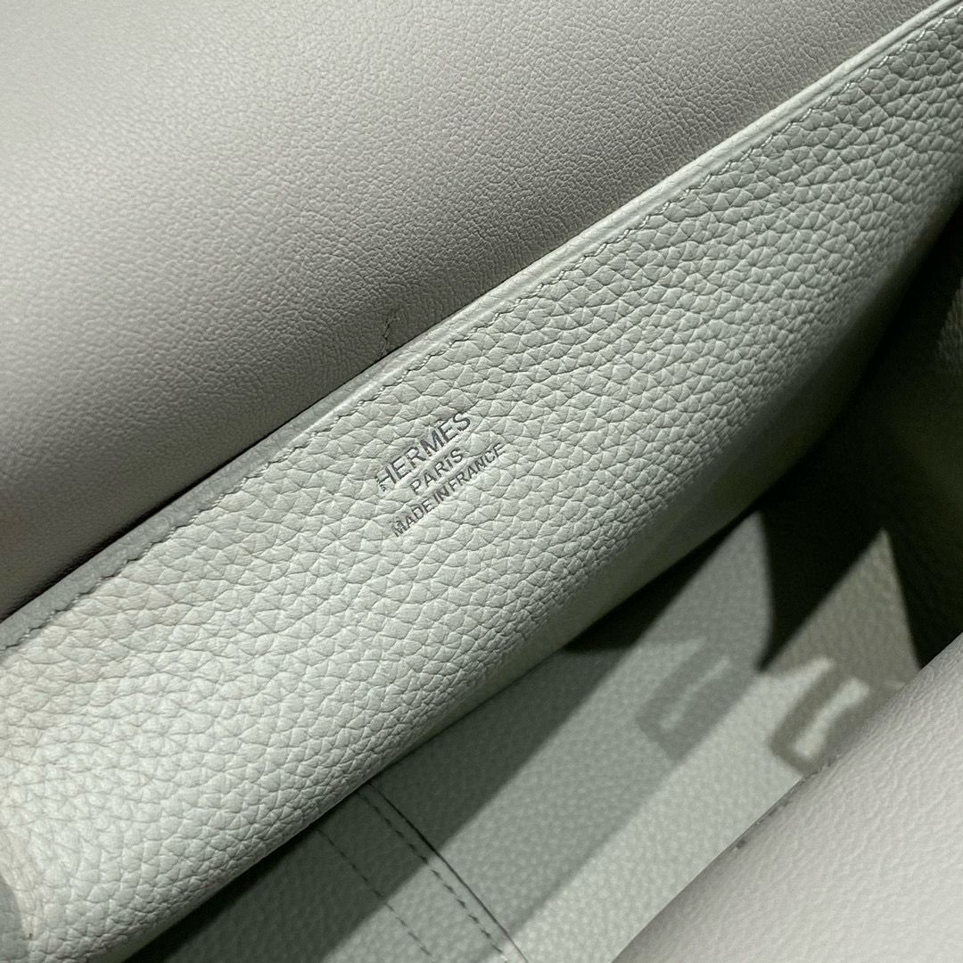 Hermes Halzan 25 Bag in Vert Fizz Clemence Leather - Image 6