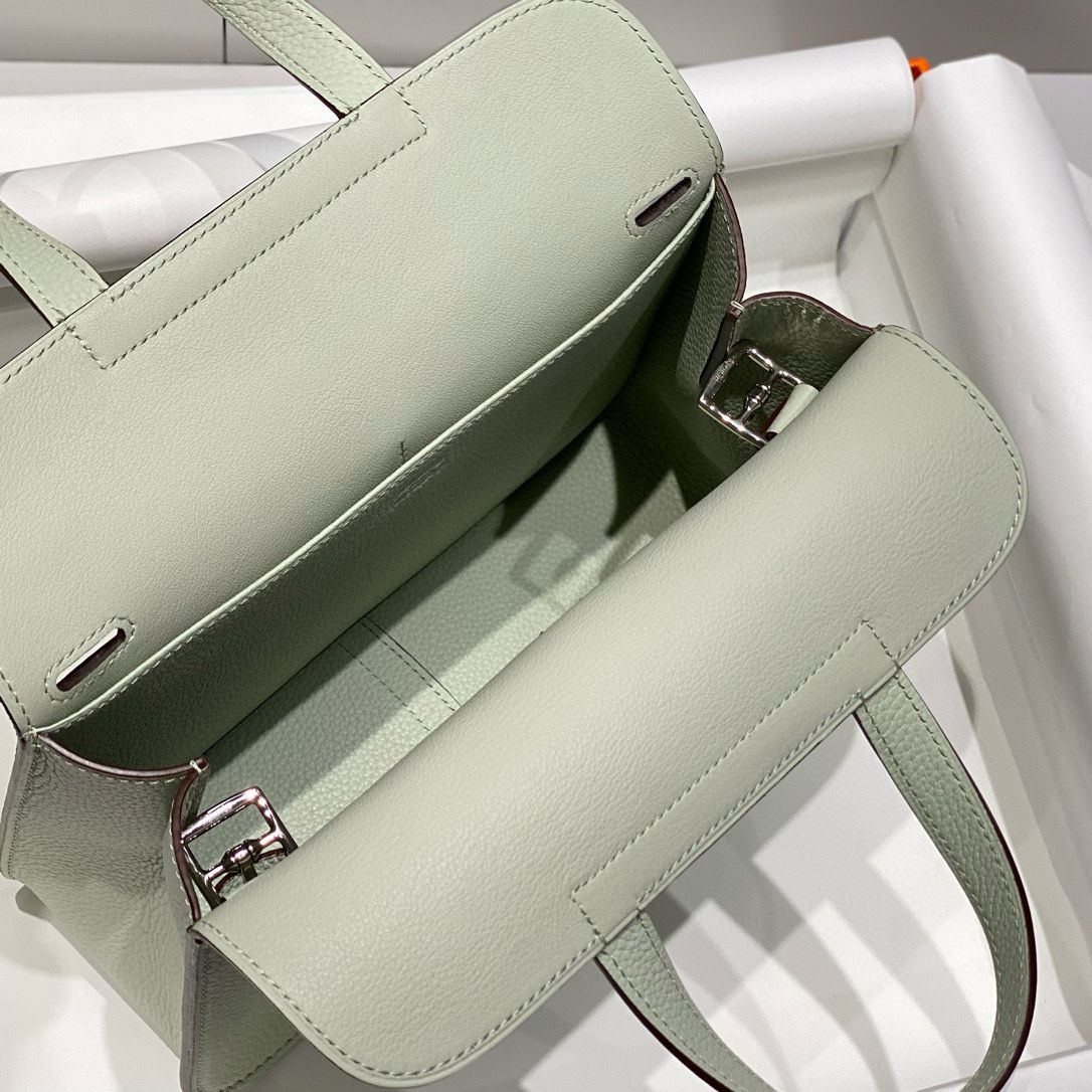 Hermes Halzan 25 Bag in Vert Fizz Clemence Leather - Image 9
