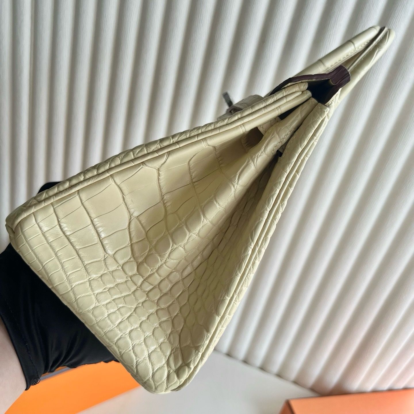 Hermes Birkin 25 Retourne Handmade Bag in Vanille Matte Alligator Leather - Image 3