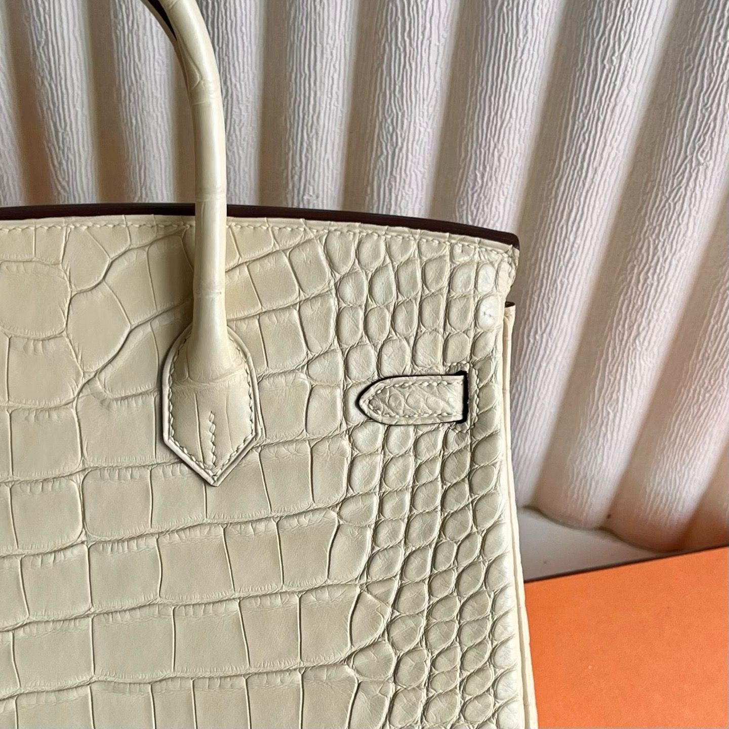 Hermes Birkin 25 Retourne Handmade Bag in Vanille Matte Alligator Leather - Image 6