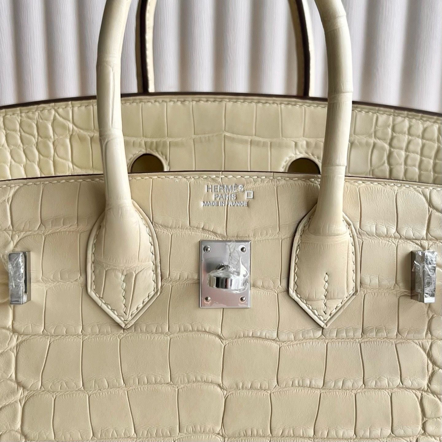Hermes Birkin 25 Retourne Handmade Bag in Vanille Matte Alligator Leather - Image 8