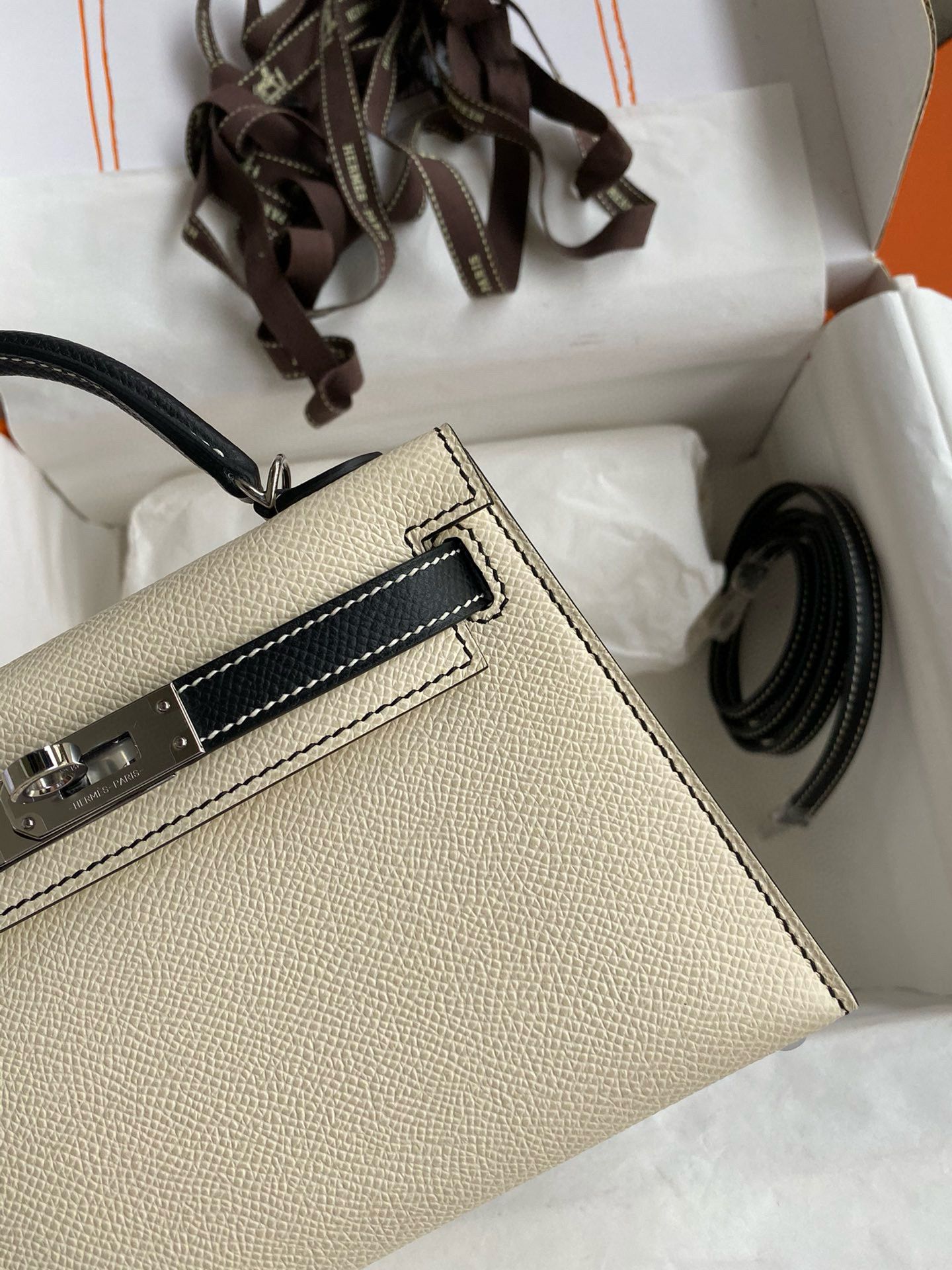 Hermes Kelly Mini II Sellier Bicolor Handmade Bag in Nata and Black Epsom Calfskin - Image 5