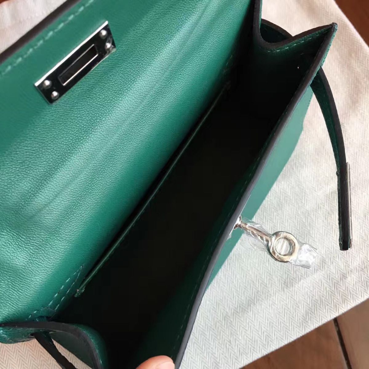 Hermes Kelly Mini II Handmade Bag In Malachite Epsom Leather - Image 7