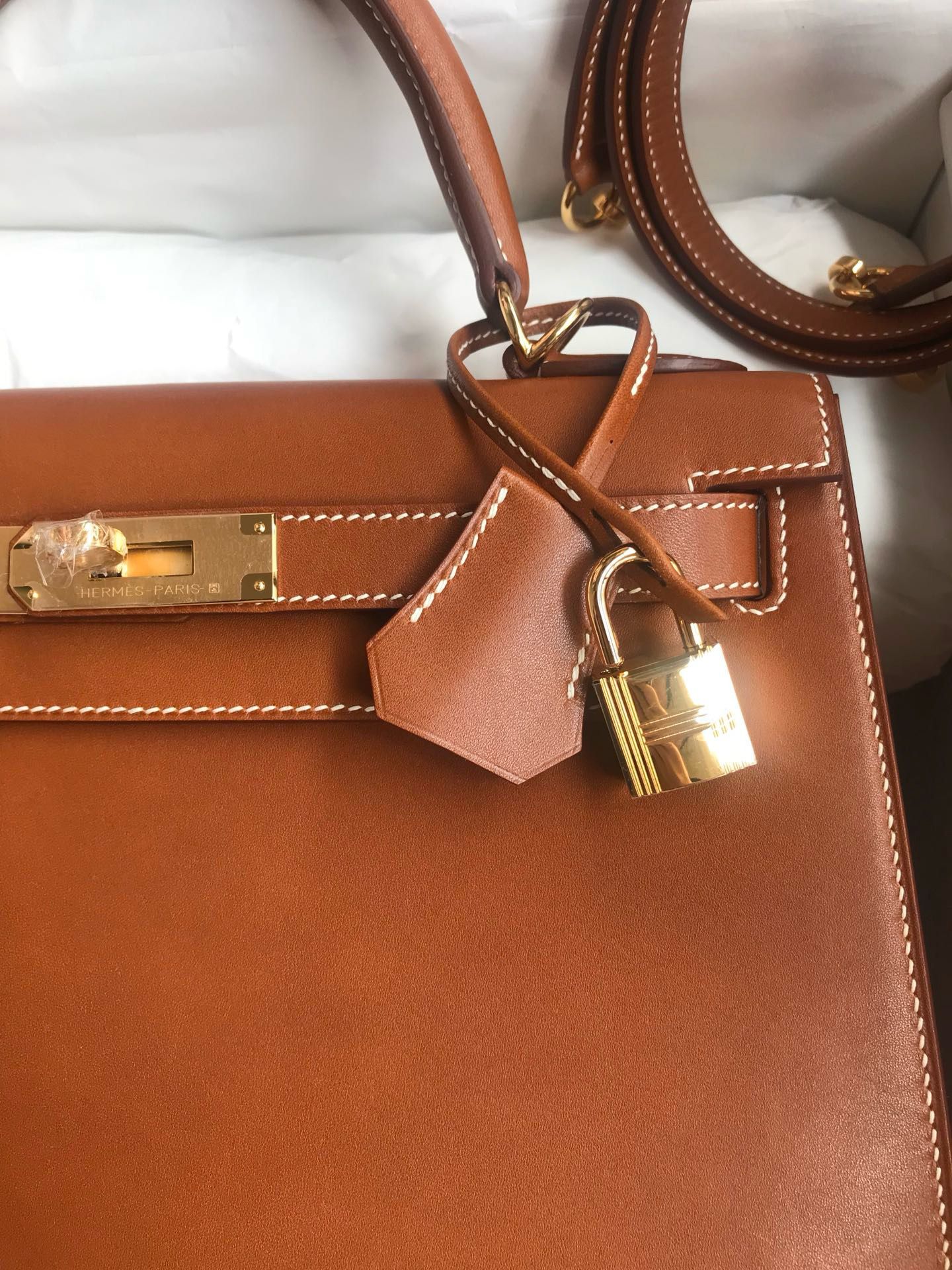 Hermes Kelly Sellier 28 Handmade Bag In Gold Barenia Calfskin - Image 4