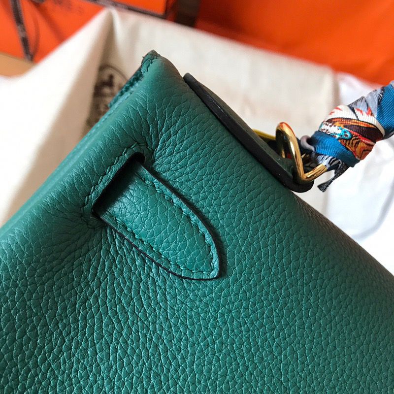 Hermes Kelly Retourne 28 Handmade Bag In Malachite Clemence Leather - Image 4