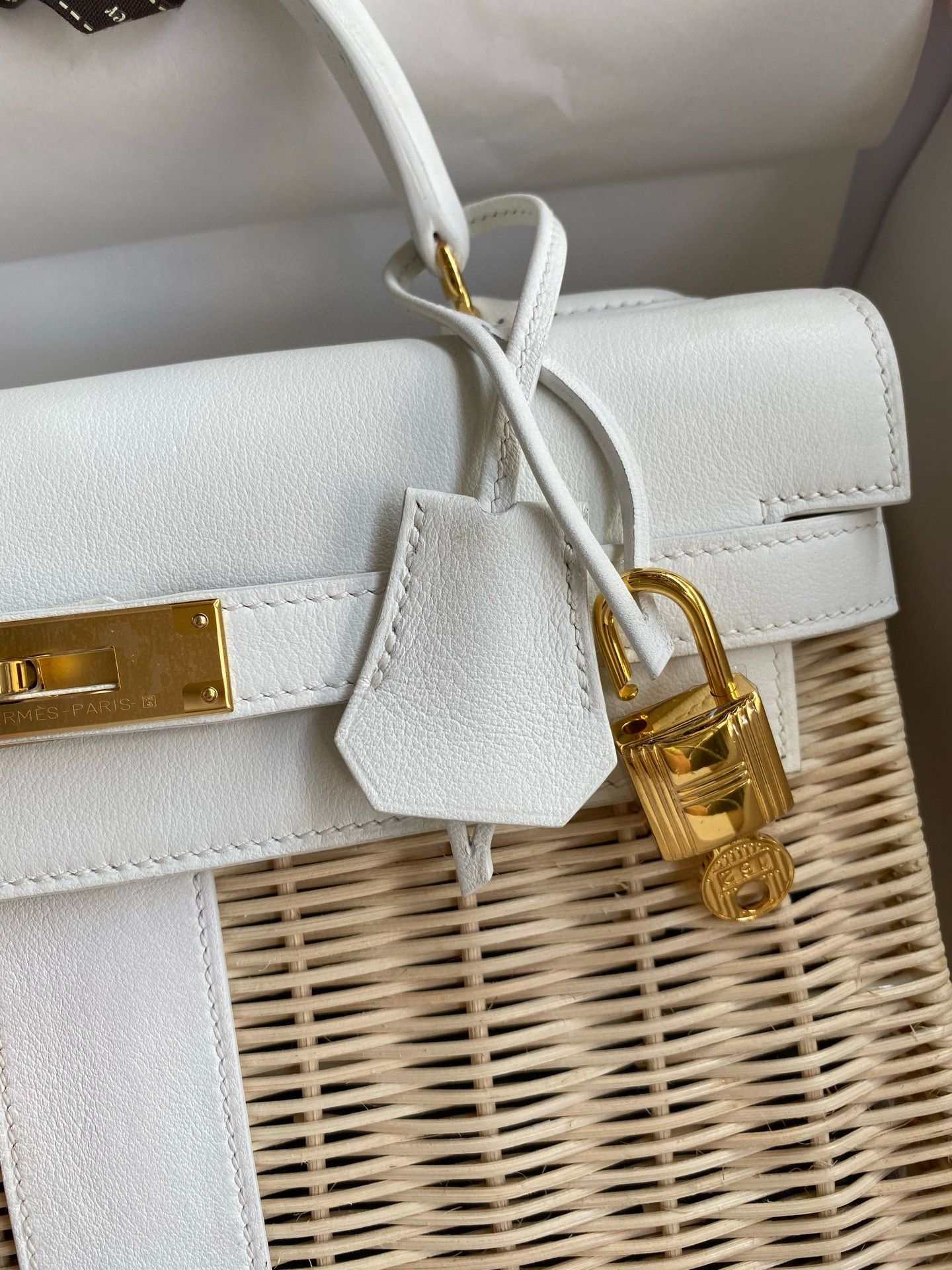 Hermes Picnic Kelly 28cm Bag in Wicker with White Barenia Leather - Image 4