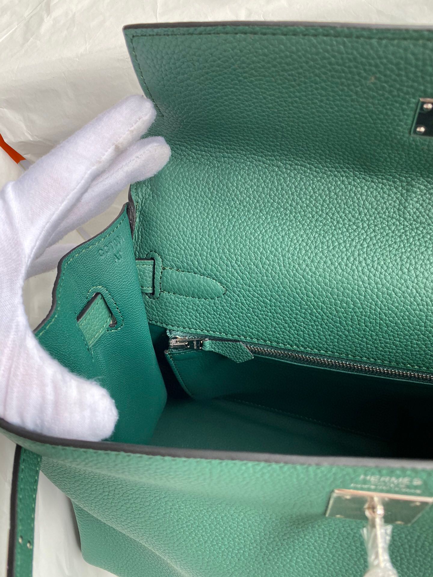 Hermes Kelly Retourne 32 Handmade Bag In Malachite Clemence Leather - Image 10