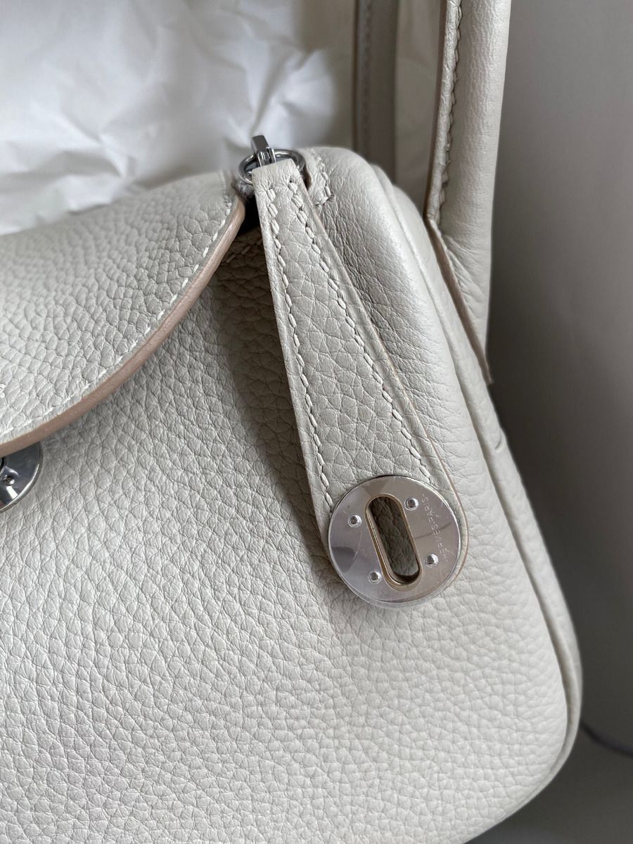 Hermes Mini Lindy Handmade Bag In Pearl Grey Clemence Leather - Image 4