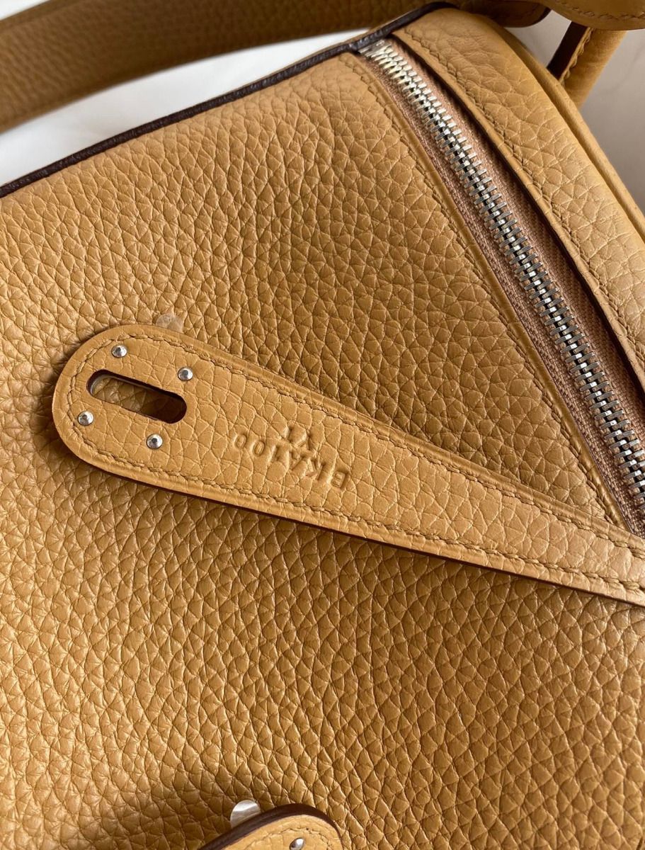 Hermes Lindy 26 Handmade Bag In Biscuit Clemence Leather - Image 6