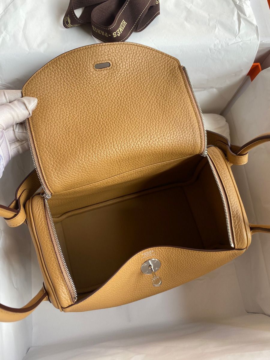 Hermes Lindy 26 Handmade Bag In Biscuit Clemence Leather - Image 9