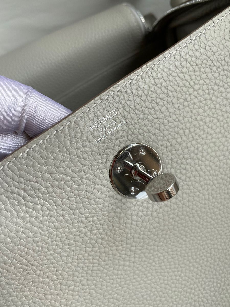 Hermes Lindy 26 Handmade Bag In Pearl Grey Clemence Leather - Image 10