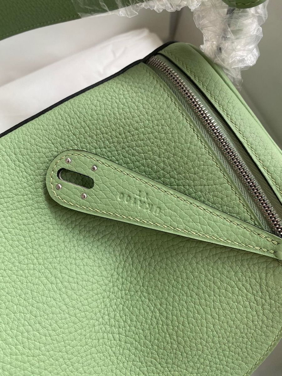 Hermes Lindy 26 Handmade Bag In Vert Criquet Clemence Leather - Image 6