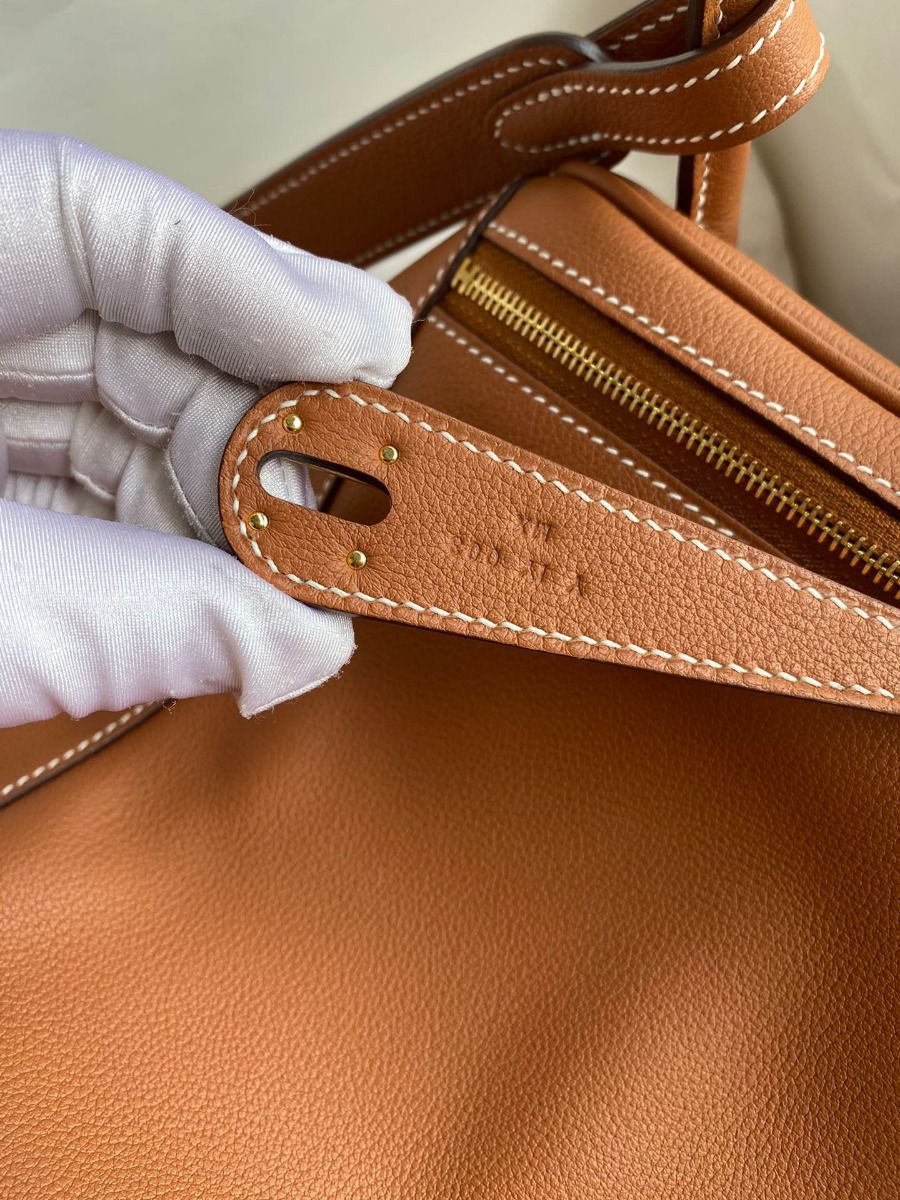 Hermes Lindy 26 Handmade Bag In Gold Evercolor Leather - Image 6