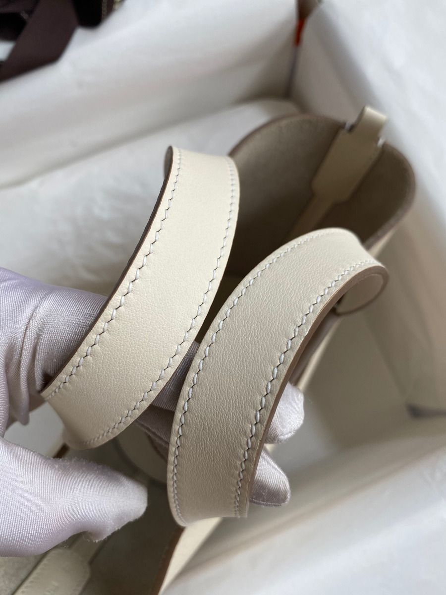 Hermes In The Loop 18 Handmade Bag in Craie Clemence Leather - Image 9