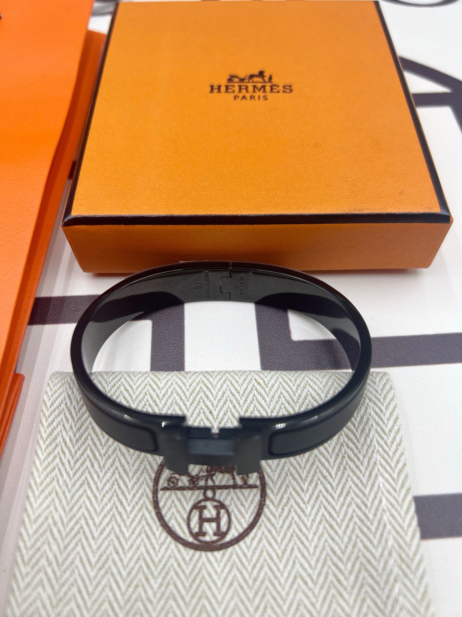 Hermes So Black Enamel Clic HH Bracelet - Image 4