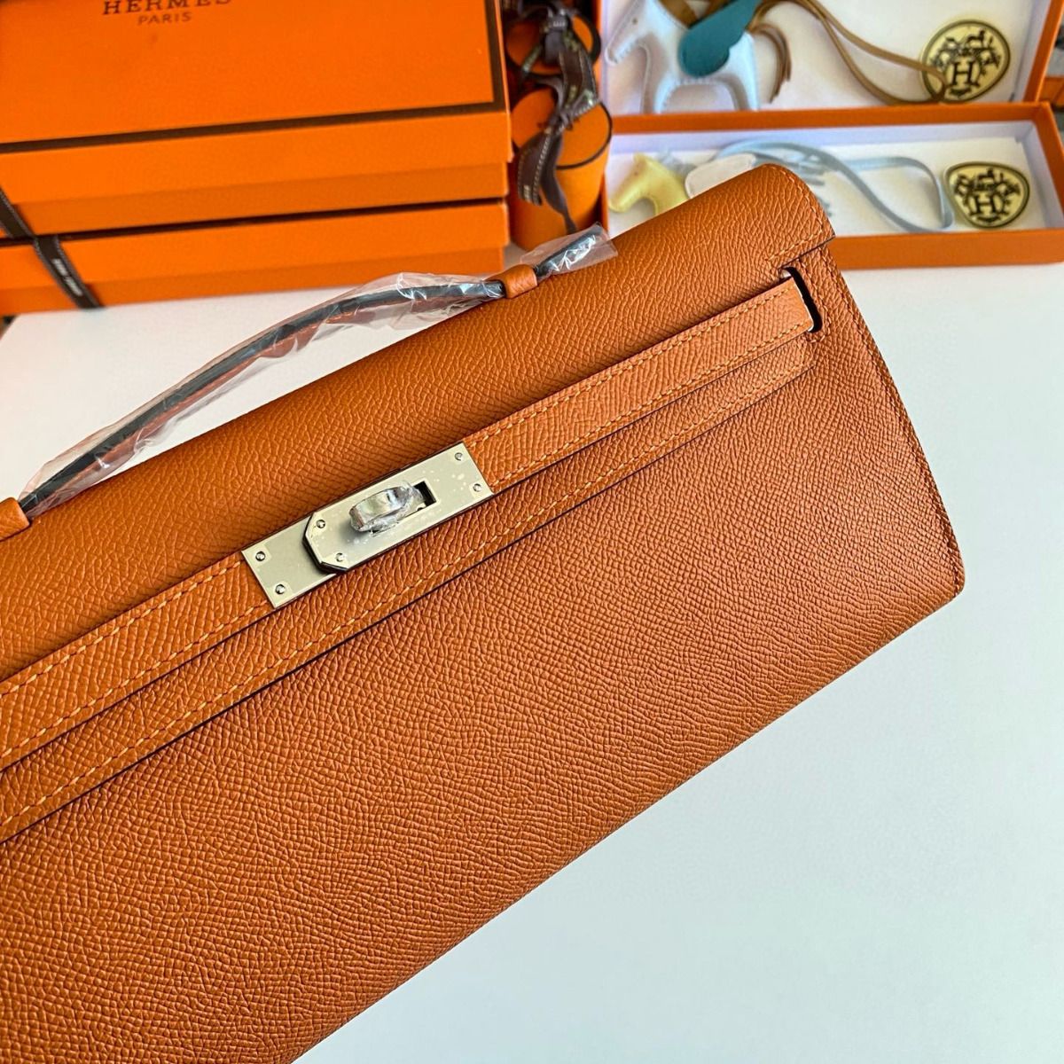 Hermes Kelly Cut Handmade Bag in Orange Epsom Calfskin - Image 5