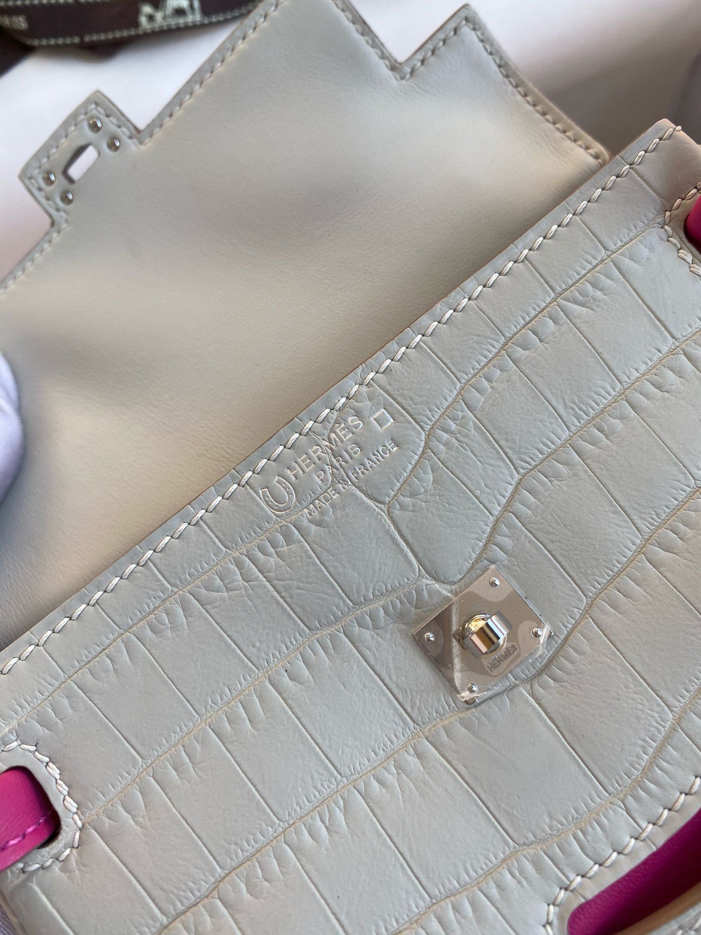 Hermes Kelly Doll Bag in Pearl Grey Matte Alligator Leather - Image 9