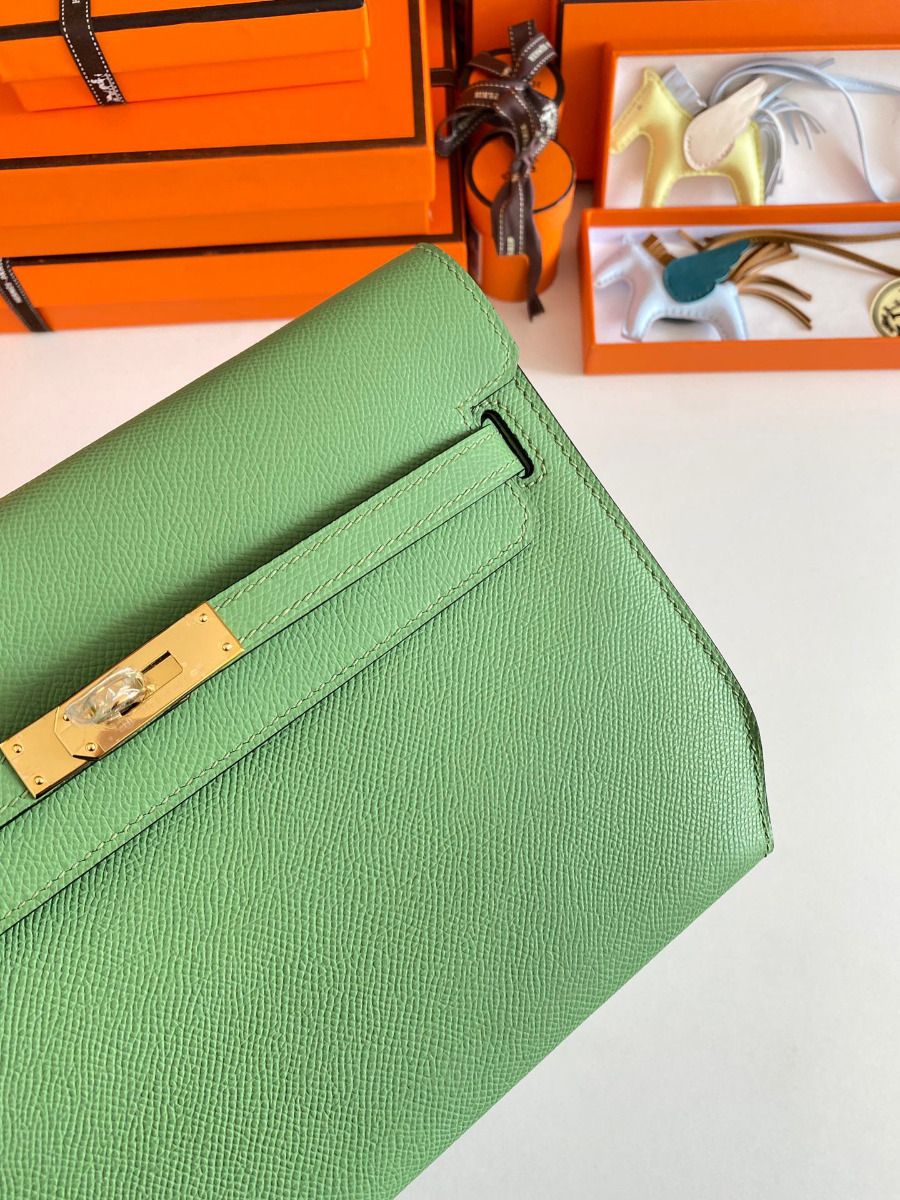 Hermes Kelly Depeches 25 Pouch in Vert Criquet Epsom Calfskin - Image 4