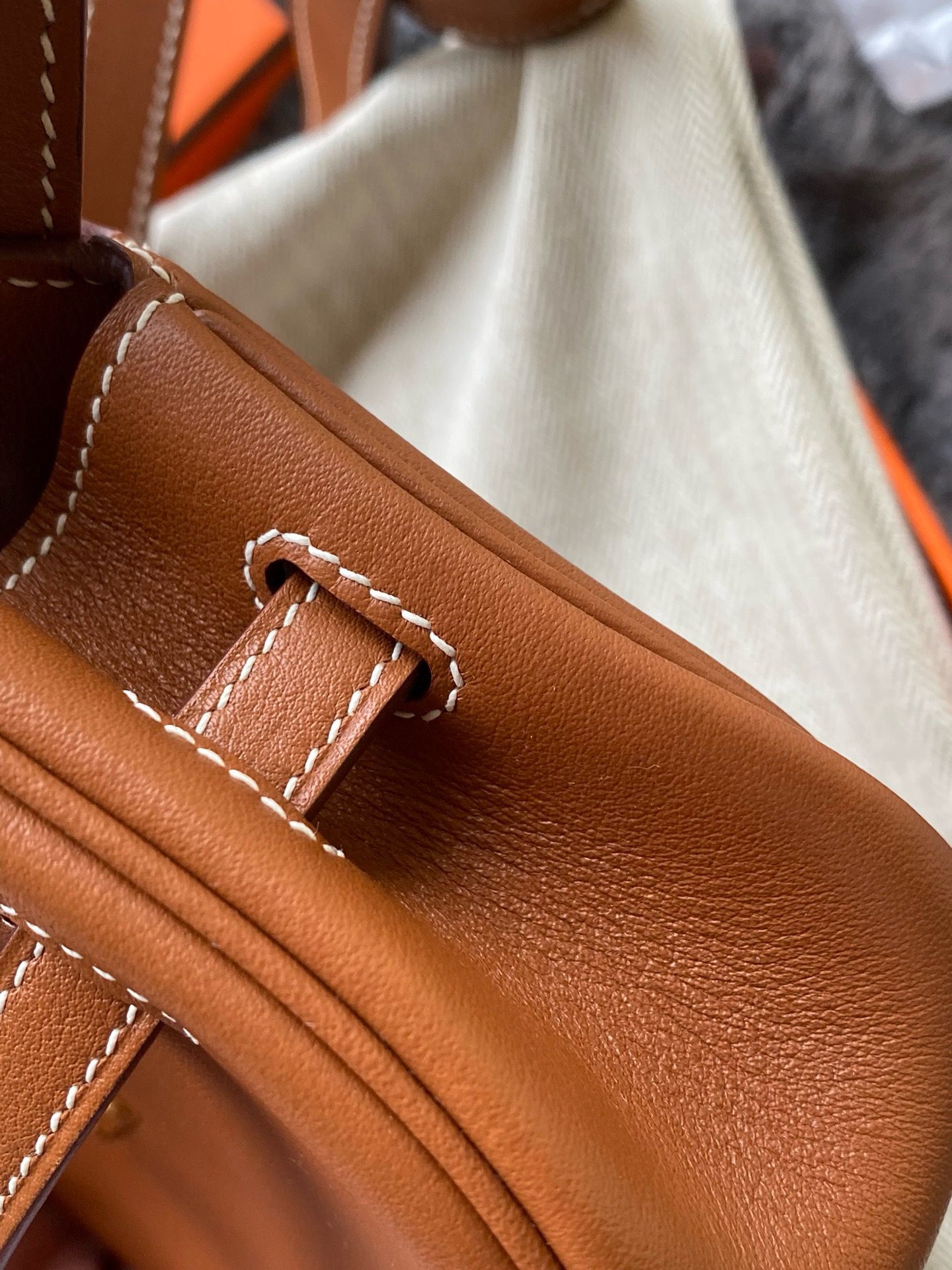 Hermès Kelly Moove Handmade Bag in Gold Swift Calfskin - Image 9