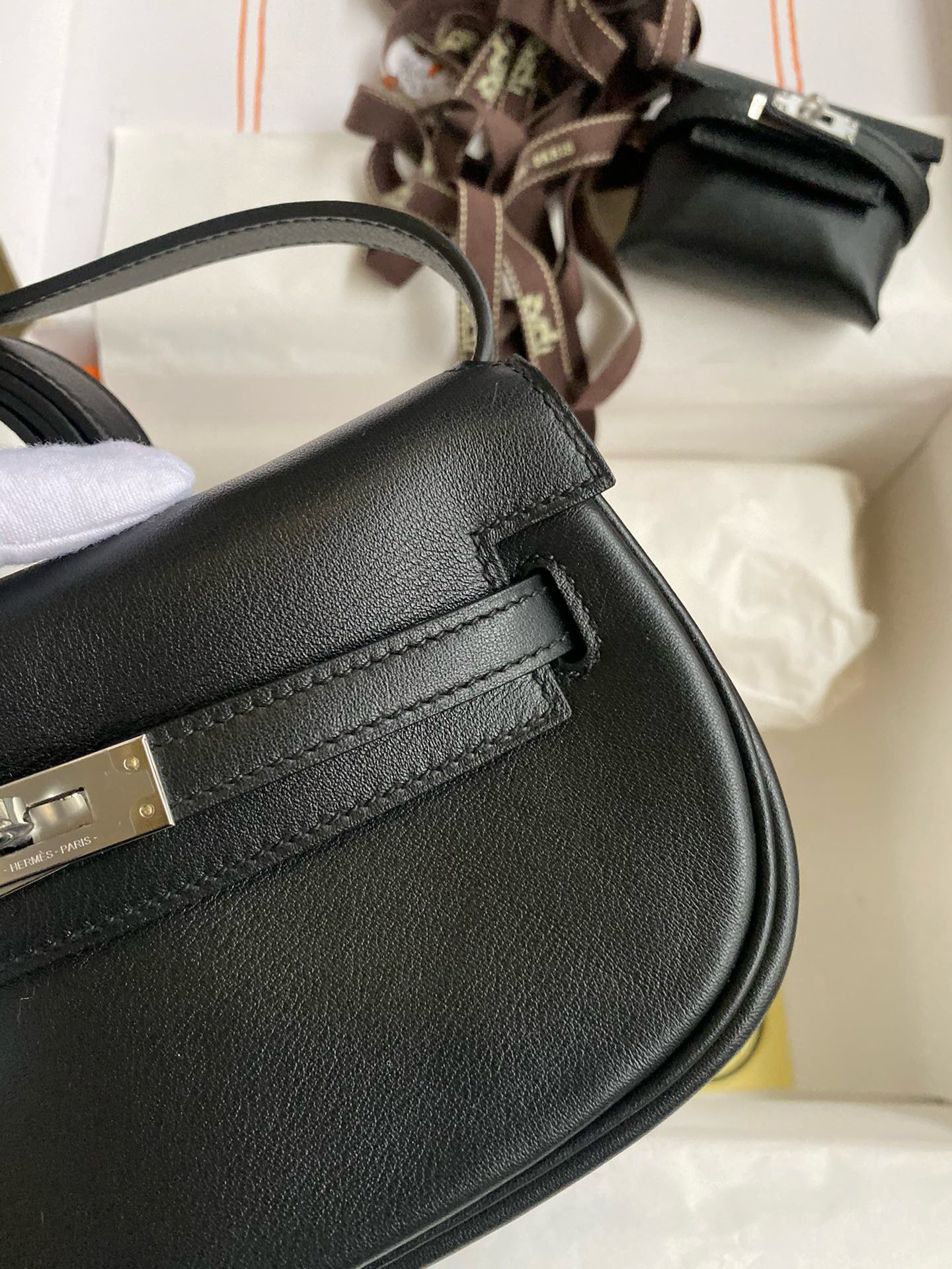 Hermès Kelly Moove Handmade Bag in Black Swift Calfskin - Image 5