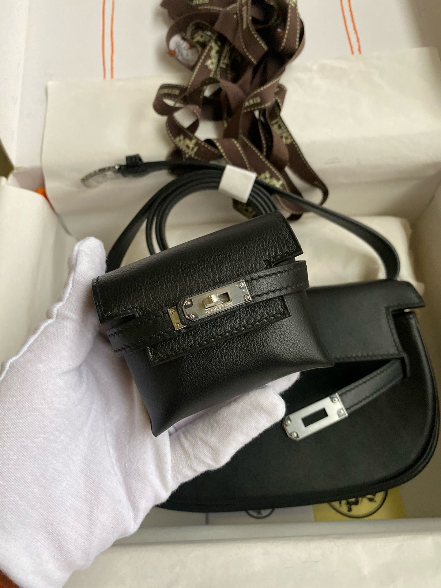Hermès Kelly Moove Handmade Bag in Black Swift Calfskin - Image 10