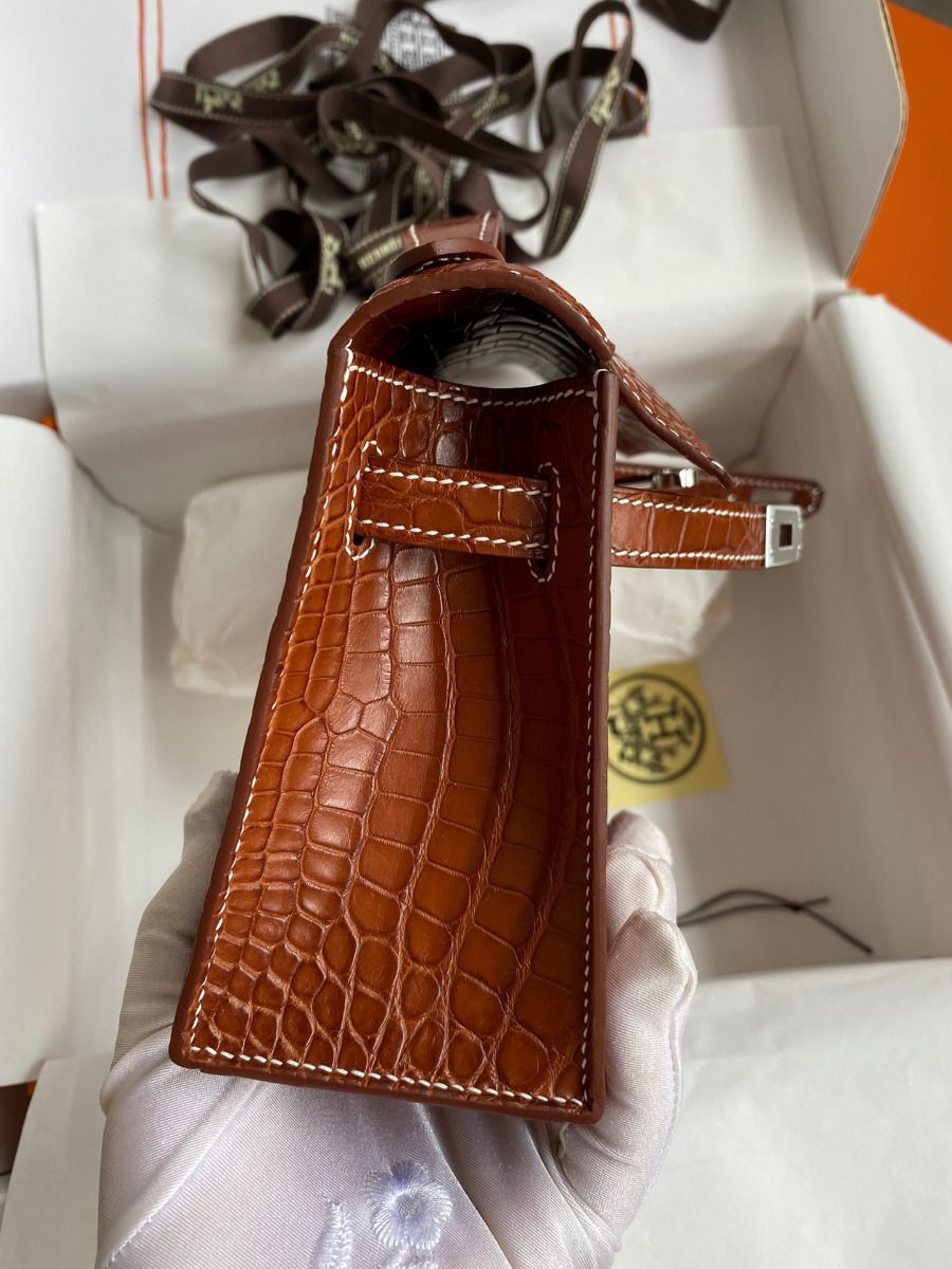 Hermes Kelly Pochette Handmade Bag In Gold Matte Alligator Leather - Image 8