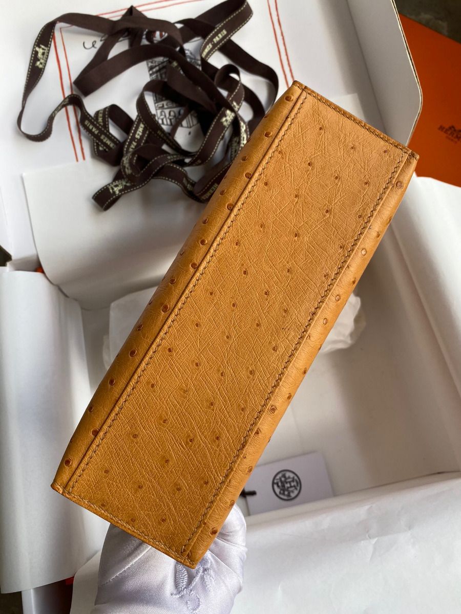 Hermes Kelly Pochette Handmade Bag In Sesame Ostrich Leather - Image 4