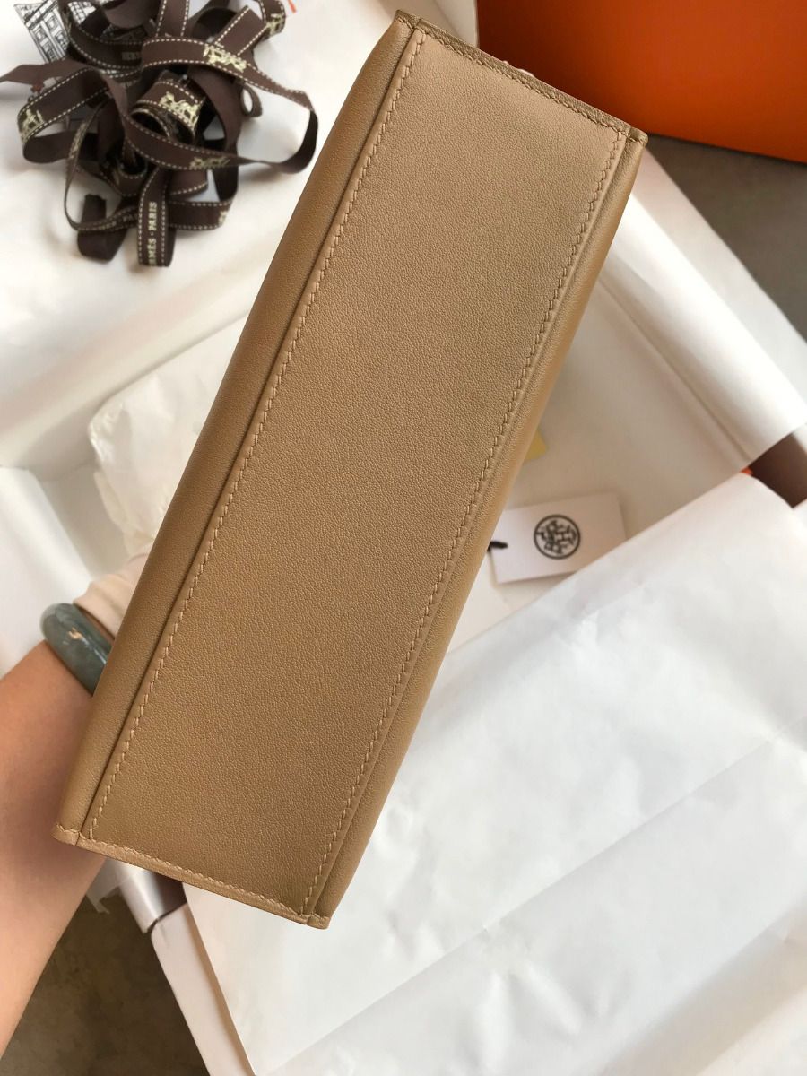 Hermes Kelly Pochette Handmade Bag In Biscuit Swift Calfskin - Image 4